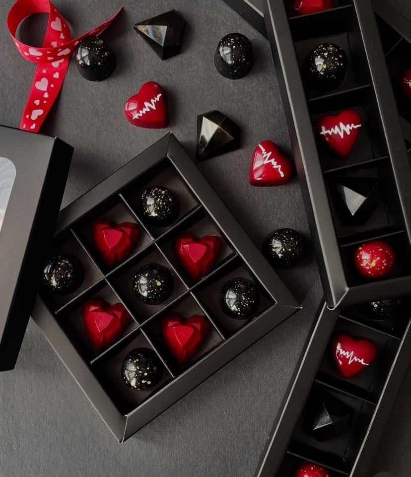 Özel Tasarım 9'lu Belçika Çikolatası – Kalp ve Gold Seri Hediye Kutusu