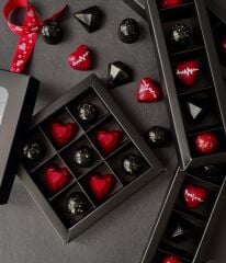 Özel Tasarım 9'lu Belçika Çikolatası – Kalp ve Gold Seri Hediye Kutusu