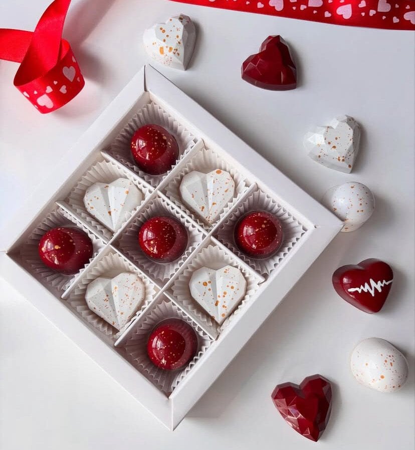 Premium Kalpli El Yapımı Çikolata Kutusu – Kırmızı & Beyaz Tasarımlı Özel Serisi (9’lu)