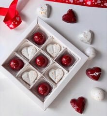 Premium Kalpli El Yapımı Çikolata Kutusu – Kırmızı & Beyaz Tasarımlı Özel Serisi (9’lu)