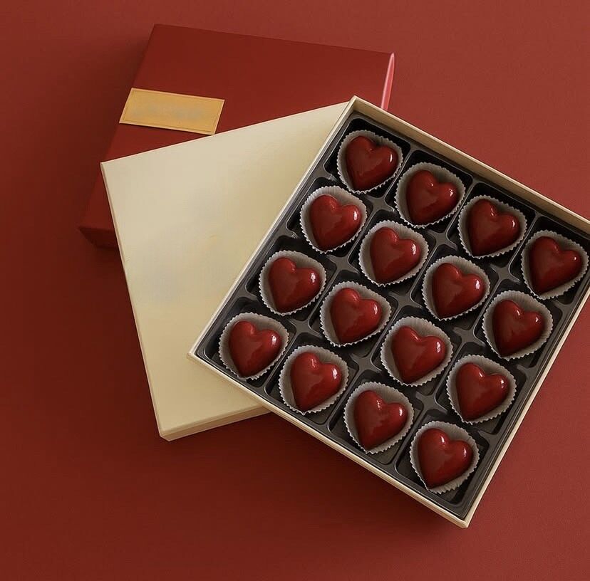 Kalp Şekilli El Yapımı Dolgulu Çikolata – 16’lı Özel Hediyelik Kutu