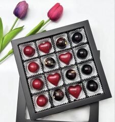 Premium El Yapımı 16'lı Kalp ve Küre Pralin Çikolata Kutusu – Özel Hediyelik Lüks Çikolata Seçeneği