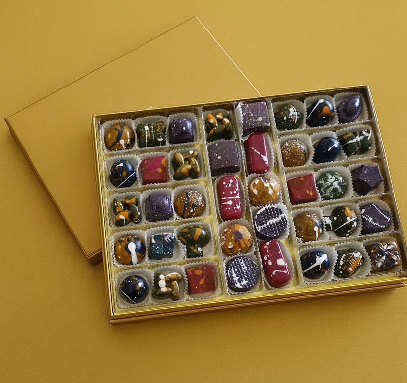 El Yapımı Karışık Gourmet Pralin Çikolata Kutusu – Özel Tasarım 40’lı Lüks Hediye Seti