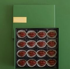 Kırmızı Dudak Şeklinde 16'lı Çikolata – Özel Tasarım El Yapımı Premium Hediyelik Çikolata Kutusu