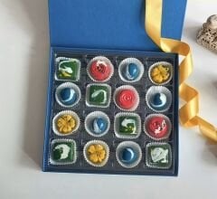 El Yapımı 16’lı Özel Tasarım Çikolata Kutusu – Renkli & Sanatsal Premium Hediyelik Çikolatalar