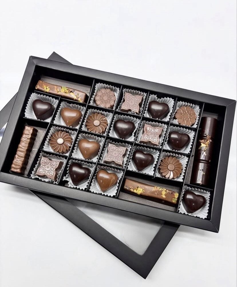 Premium 23’lü Karışık El Yapımı Çikolata Kutusu – Kalp ve Özel Desenli Lüks Çikolatalar